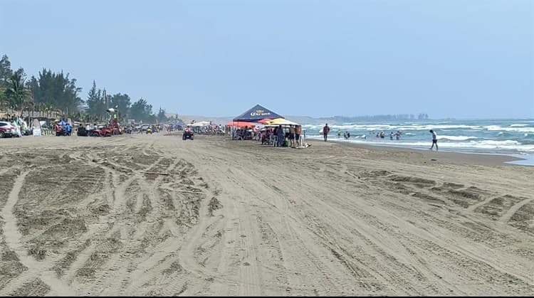 Se desborda el turismo en playas de Cardel