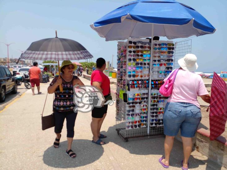 Inspeccionan puestos de alimentos en playas de Coatzacoalcos 