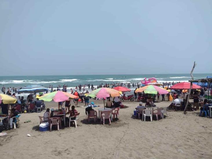 Se desborda el turismo en playas de Cardel