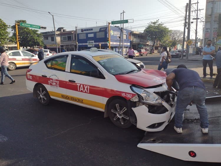 Falla de semáforos provoca accidente en la avenida Cuauhtémoc, en Veracruz