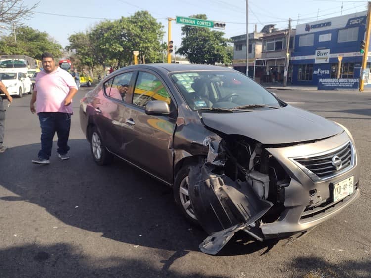 Falla de semáforos provoca accidente en la avenida Cuauhtémoc, en Veracruz