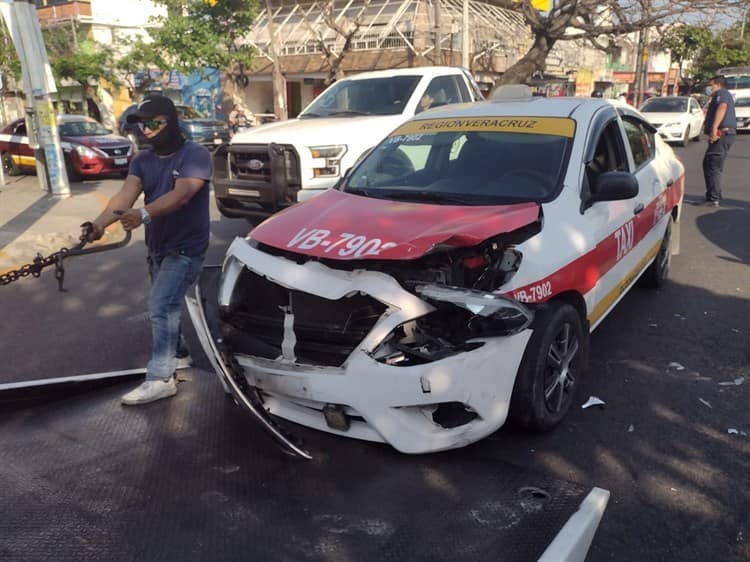 Falla de semáforos provoca accidente en la avenida Cuauhtémoc, en Veracruz