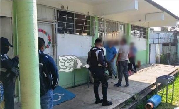 Ante actos vandálicos, padres se organizan para resguardar escuelas en Coatepec