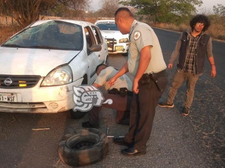 Por malas condiciones de carretera Córdoba-La Tinaja, auto termina volcado