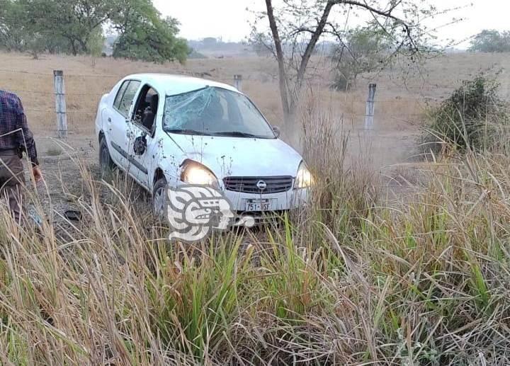 Por malas condiciones de carretera Córdoba-La Tinaja, auto termina volcado