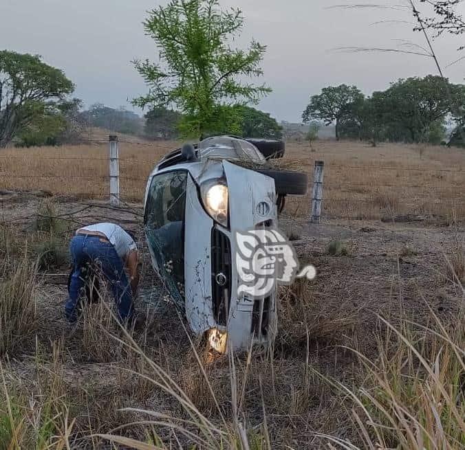 Por malas condiciones de carretera Córdoba-La Tinaja, auto termina volcado