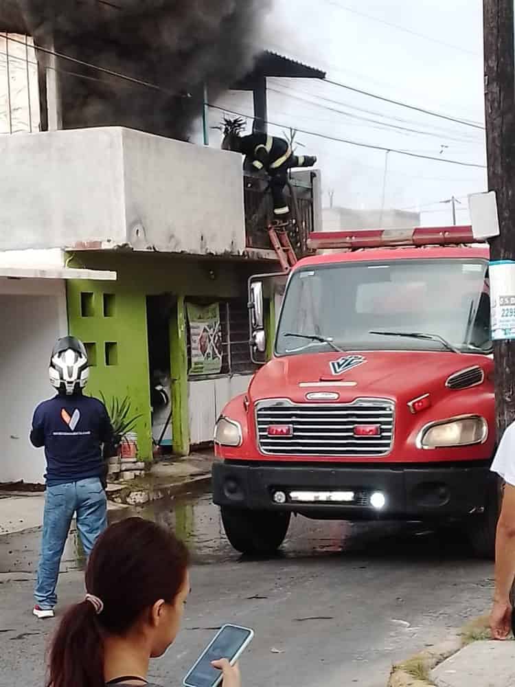 Se incendia vivienda en Geo Villas del Puerto en Veracruz