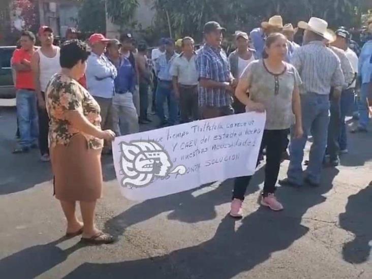 Con bloqueo, habitantes de Tlaltetela denuncian desabasto de agua