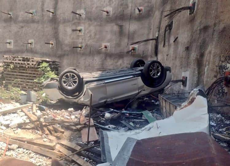 Cae auto en excavación del Periférico; reportan muertos