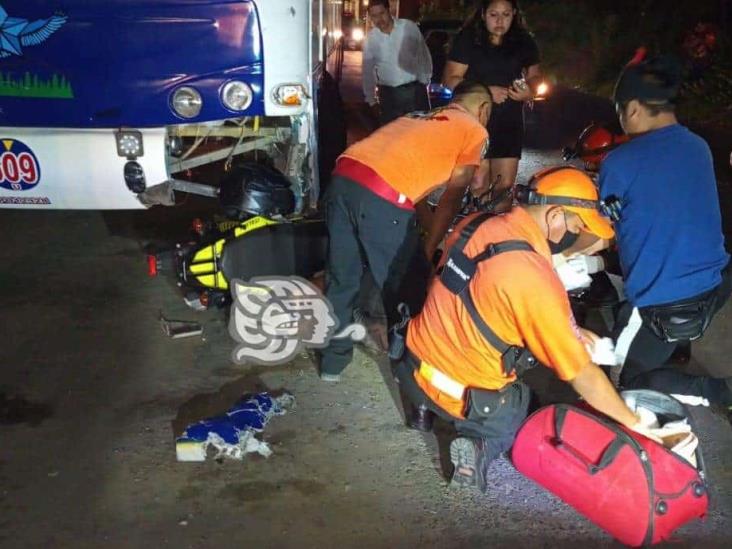 Motociclista se estrella contra autobús en la calzada Luz del Barrio de Xalapa