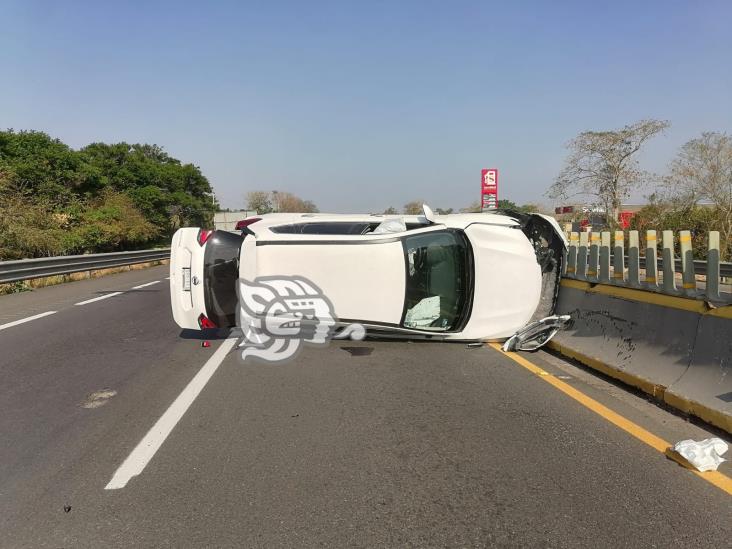 Conductor mexiquense choca contra muro en tramo Isla-Acayucan