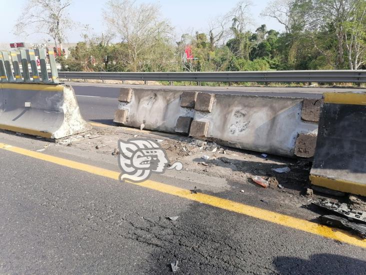 Conductor mexiquense choca contra muro en tramo Isla-Acayucan