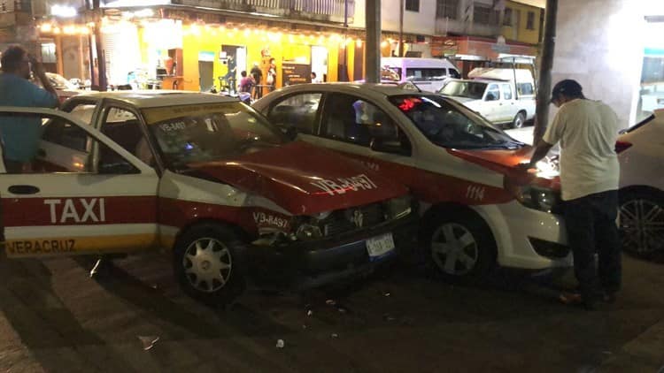 Taxis se impactan contra autobús de pasajeros sobre la avenida La Fragua en Veracruz