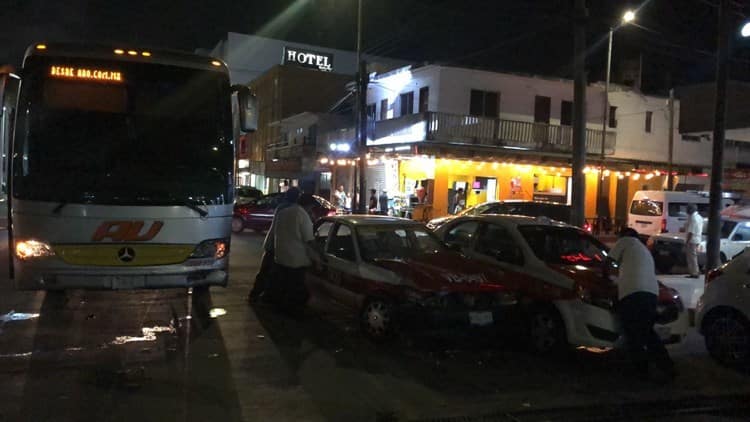 Taxis se impactan contra autobús de pasajeros sobre la avenida La Fragua en Veracruz