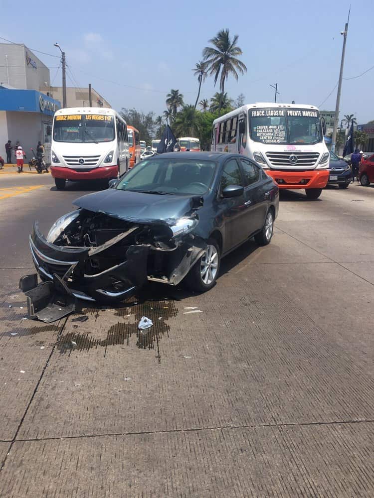 Auto se estrella contra Patrulla de la Fuerza Civil en la avenida Salvador Díaz Mirón