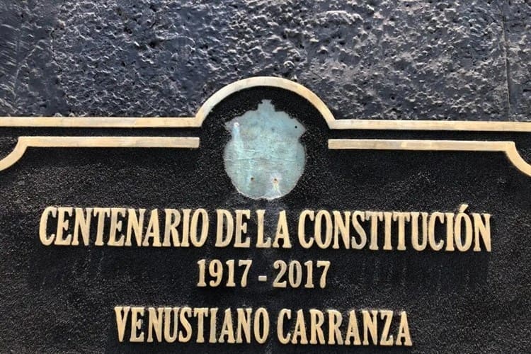 Se roban escudo del monumento a Venustiano Carranza en el Malecón de Veracruz