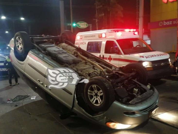 Conductor pierde el control y vuelca su camioneta en calles de Córdoba