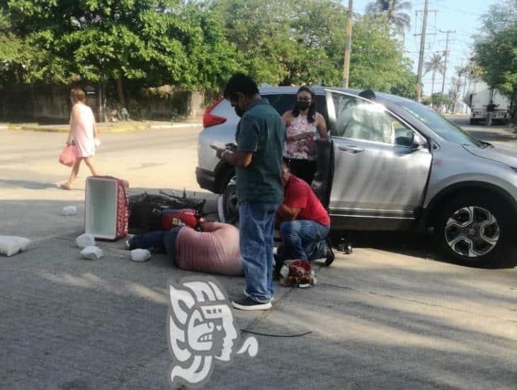 Choca mototortillero contra camioneta en el centro de Coatzacoalcos