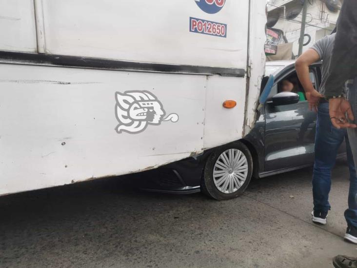 Choca contra autobús sobre avenida Pípila, en Xalapa