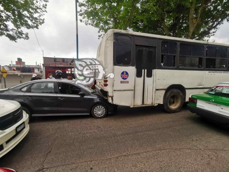 Choca contra autobús sobre avenida Pípila, en Xalapa