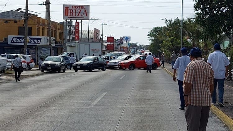 Maniobristas bloquean la avenida Ejército Mexicano, en Boca del Río