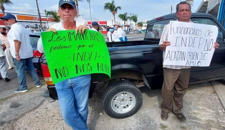 Maniobristas bloquean la avenida Ejército Mexicano, en Boca del Río