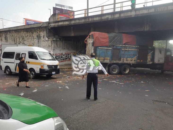 Camión con abarrotes se atora en puente Miguel Alemán de Xalapa