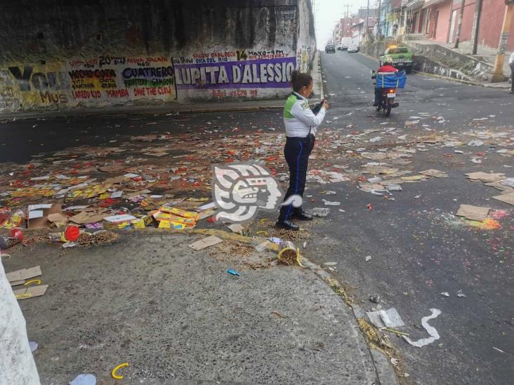 Camión con abarrotes se atora en puente Miguel Alemán de Xalapa