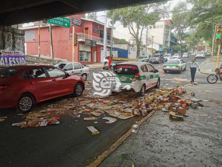 Camión con abarrotes se atora en puente Miguel Alemán de Xalapa