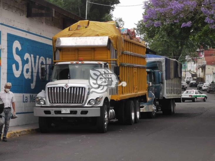 Camión con abarrotes se atora en puente Miguel Alemán de Xalapa