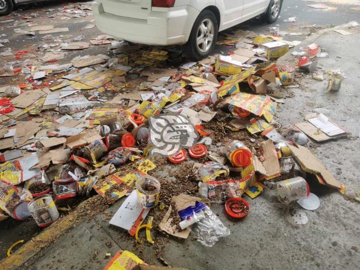 Camión con abarrotes se atora en puente Miguel Alemán de Xalapa