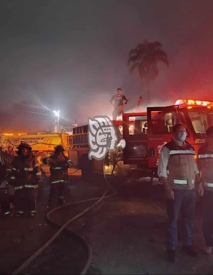 Incendio en corralón de Córdoba arrasa con al menos 10 vehículos