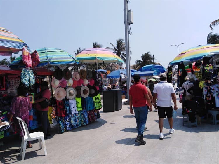 Abarrotan turistas el Acuario de Veracruz para lograr entrar