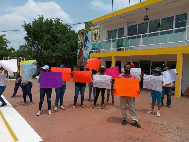 Se manifiestan para exigir información de personas detenidas en cateo, en Medellín