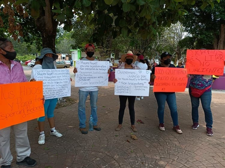 Se manifiestan para exigir información de personas detenidas en cateo, en Medellín