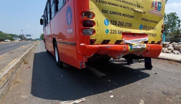 Chocan camiones urbanos en la carretera federal Córdoba-Boca del Río
