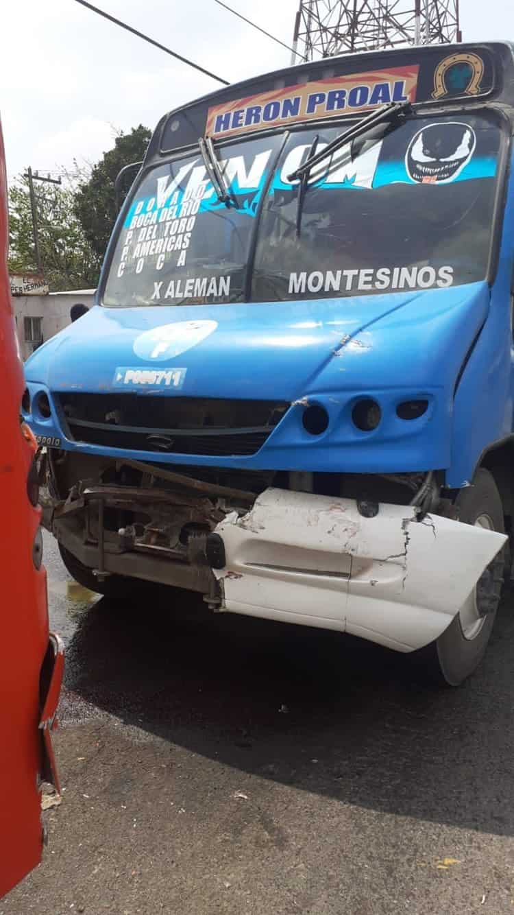 Chocan camiones urbanos en la carretera federal Córdoba-Boca del Río