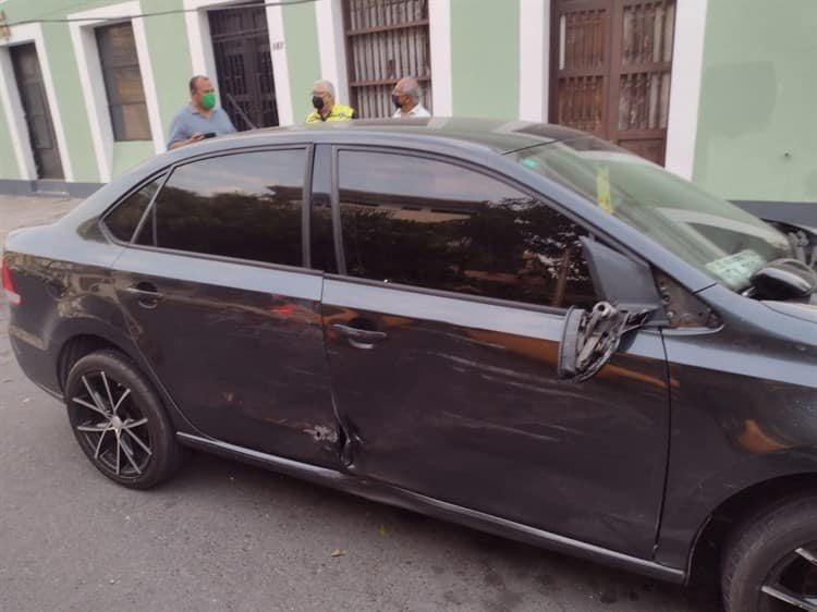 Camioneta municipal presenta falla mecánica y choca con vehículos en Veracruz