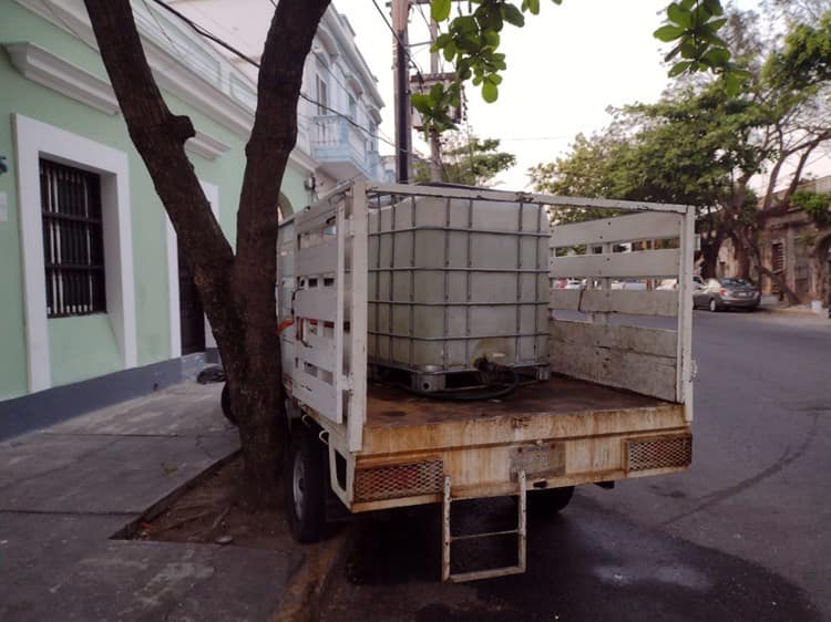 Camioneta municipal presenta falla mecánica y choca con vehículos en Veracruz