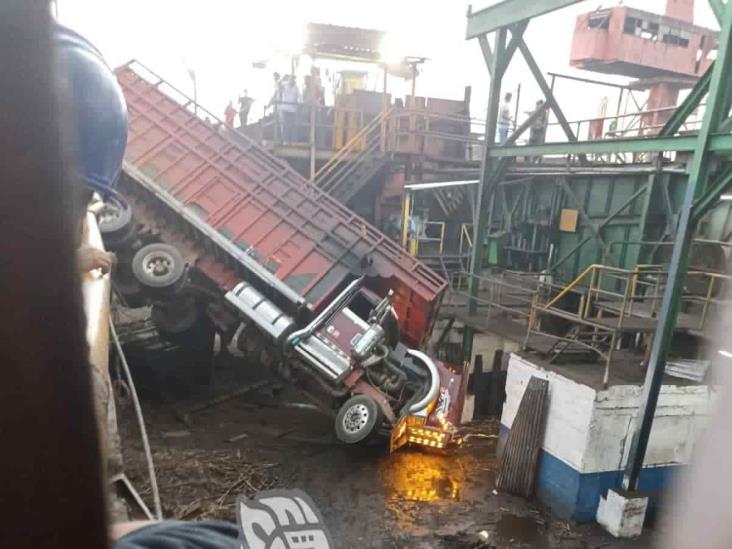 Camión cañero cae accidentalmente de ‘volteador’ en ingenio de Cuichapa