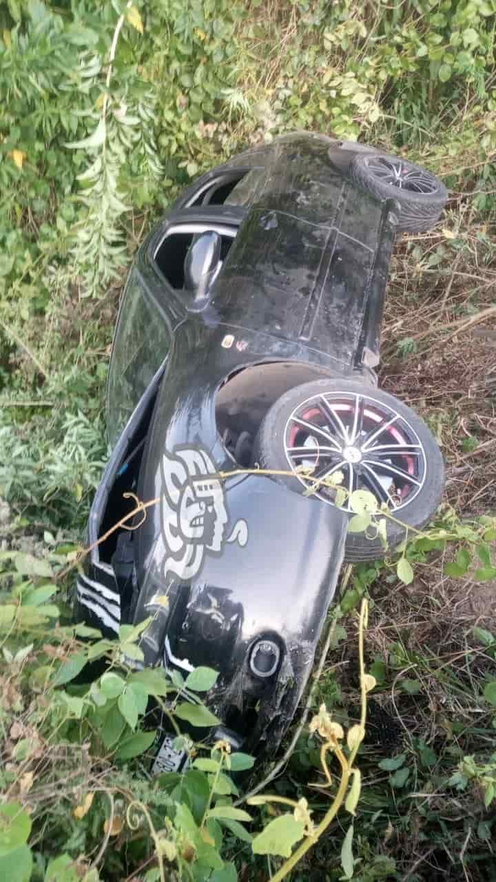 ¡Se salvó de milagro! Camioneta de mujer se salió del camino en Misantla