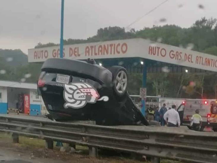 Automóvil vuelca y derrapa en bulevar Xalapa-Coatepec