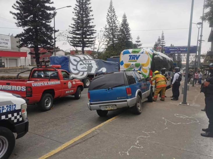 Camioneta impacta a autobús de pasaje en Lázaro Cárdenas, en Xalapa