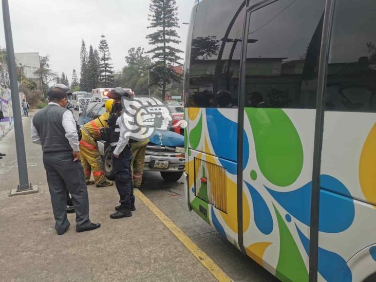 Camioneta impacta a autobús de pasaje en Lázaro Cárdenas, en Xalapa