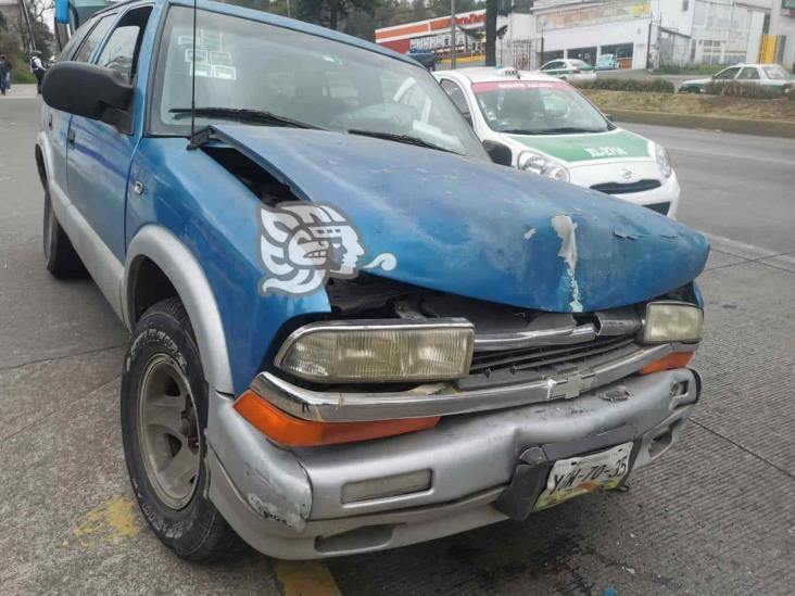 Camioneta impacta a autobús de pasaje en Lázaro Cárdenas, en Xalapa