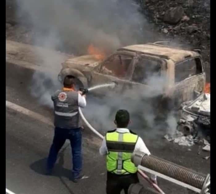 Reportan incendio de camioneta y pastizal en la Xalapa-Veracruz