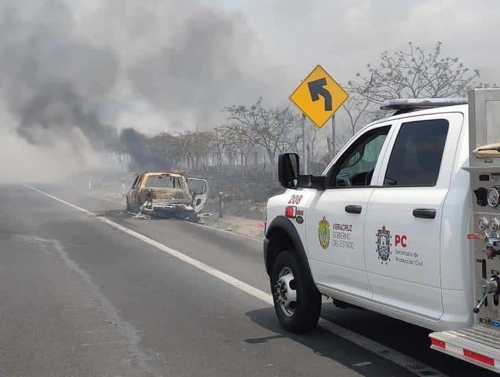 Reportan incendio de camioneta y pastizal en la Xalapa-Veracruz