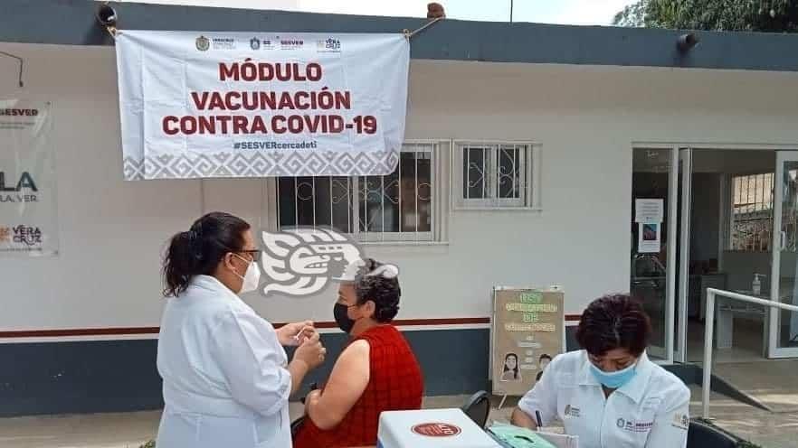 Xalapeños acuden a vacunarse por primera vez o completar su esquema