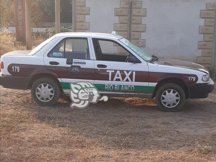 Localizan taxi abandonado en localidad de Cotaxtla