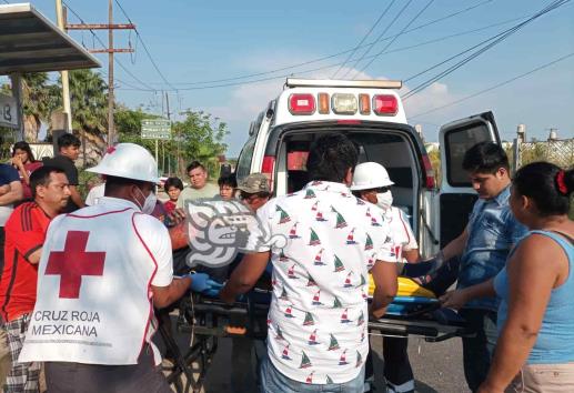 Motociclista sufre fractura tras accidente en tramo Nanchital-Ixhuatlán